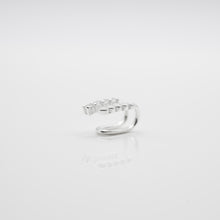 Load image into Gallery viewer, 925 sterling silver ear cuff no need to piercing hole. shiny accessories,elegant style,popular style,for girls,Sisters gift idea,anniversary gift,girlfriend gift.925 純銀白色點點水鑽耳骨夾，無耳洞可戴，人人都可戴，甜美少女風格，適合出席重要場合，適合生日送禮，閨蜜禮物，簡約時尚好搭配。
