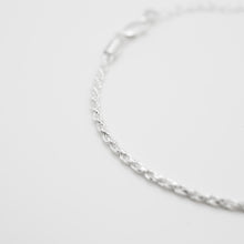 Load image into Gallery viewer, 925 sterling silver twist bracelet with adjustable extension chain. delicate gift,graduation gift,Perfect gift BFF,unisex accessories,Double Seventh Festival,popular style.925 純銀麻花單行手鍊 ，簡約大方易配襯，適合日常搭配，適合生日送禮，特別的禮物，適合閨蜜禮物，任何風格都可駕馭。
