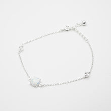 Load image into Gallery viewer, 925 sterling silver prong setting opal bracelet with adjustable extension chain. Stylish design,wear every day,Best gift for BFF and birthday,FashionJewelry,anniversary surprise. 925 純銀幻彩蛋白石手鍊，天然歐泊石，簡約細緻，優雅氣質，適合約會穿搭，適合聚餐配戴，朋友生日禮物首選。
