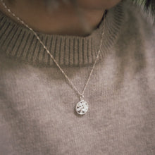 Load image into Gallery viewer, 925 sterling silver tree of life necklace popular and unique design. meaningful gift,graduation gift,daily jewelry,for best friend,anniversary,Thanksgiving.925 純銀生命之樹項鍊，獨特風格，定情禮物，生日禮物首選，適合天天配戴，簡單風格易搭配。
