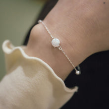 Load image into Gallery viewer, 925 sterling silver prong setting opal bracelet with adjustable extension chain. Stylish design,wear every day,Best gift for BFF and birthday,FashionJewelry,anniversary surprise. 925 純銀幻彩蛋白石手鍊，天然歐泊石，簡約細緻，優雅氣質，適合約會穿搭，適合聚餐配戴，朋友生日禮物首選。
