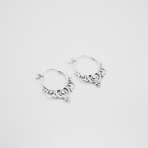 925 sterling silver Hypoallergenic it’s suitable for sensitive skin. vintage texture,unique style,beautiful gift,best gift for birthday,BFF,literary temperament. 925純銀復古經典耳環，抗敏感耳環，文藝風格，適合出席重要場合，適合生日送禮，情人節禮物首選。
