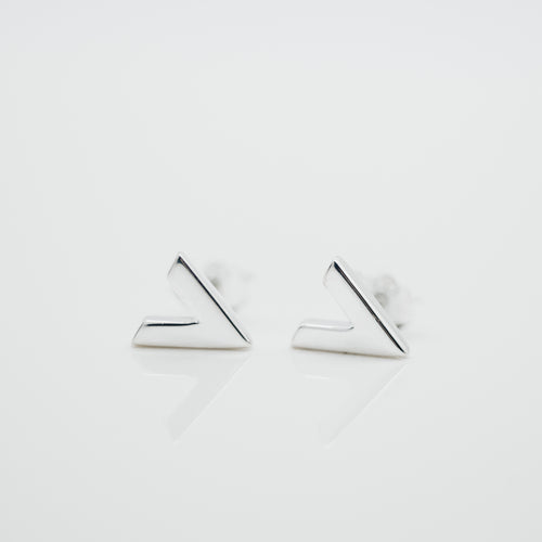 925 sterling silver Hypoallergenic it’s suitable for sensitive skin. unique design,Double Seventh Festival,unisex accessories,popular style,birthday gift,Sisters gift idea,Perfect gift BFF.925純銀字母V耳環，抗敏感耳環，特別的禮物，送給她的禮物，簡約易搭配，日常耳飾，可天天配戴，風格簡單超百搭。