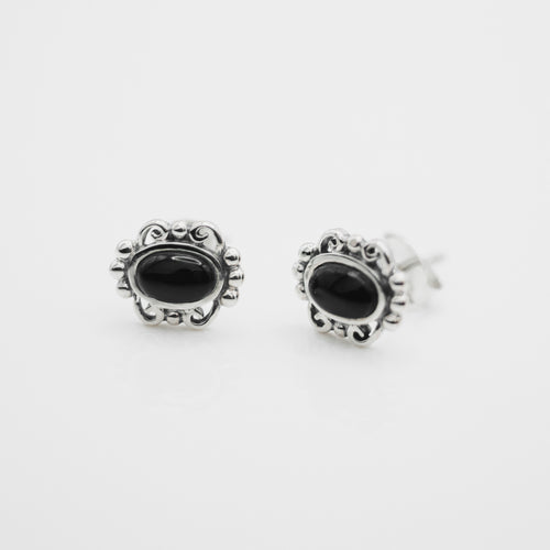 Beautiful 925 sterling silver dyed black stone earrings with Hypoallergenic earrings post.funky design,gift for her,unique design,best gift for birthday,popular style,Teacher’s Day gift. 925 純銀染色黑石，抗敏感耳針，復古抹黑設計，神秘有個性，暗黑復古風格，率性風格，日常易搭配，獨特的時尚風格，交換禮物