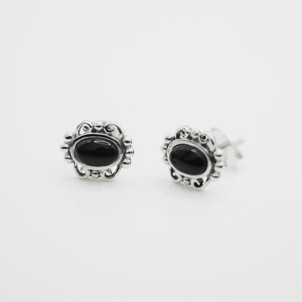Beautiful 925 sterling silver dyed black stone earrings with Hypoallergenic earrings post.funky design,gift for her,unique design,best gift for birthday,popular style,Teacher’s Day gift. 925 純銀染色黑石，抗敏感耳針，復古抹黑設計，神秘有個性，暗黑復古風格，率性風格，日常易搭配，獨特的時尚風格，交換禮物