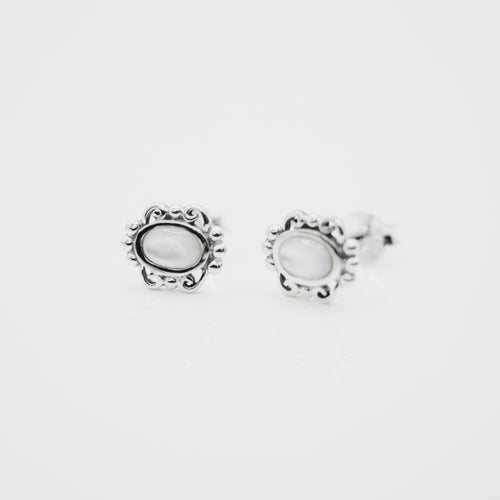 Beautiful 925 sterling silver natural seashell earrings with Hypoallergenic earrings post.Sisters gift idea,Perfect gift BFF,graduation gift,unique design,mother's Day,woman’s day,FashionJewelry. 925 純銀天然貝殼耳環（弧面切割）配抗敏感耳針，復古抹黑設計，優雅氣質，適合出席重要場合，完美禮物，適合送禮、情人節禮物，母親節禮物。
