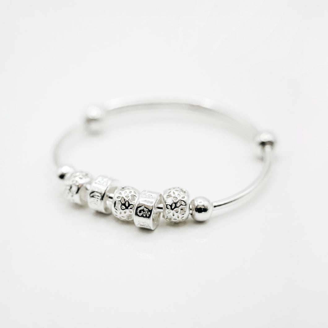 999 sterling silver five-charm baby bracelet skin-friendly and gentle suitable for babies. Children's day gift,for girls,Beautiful design,popular style,cute accessories,suitable for girls.999 五星寶寶手鐲，親膚不易過敏，嬰兒首飾，周歲禮物，紀念禮物，適合女孩，彌月禮物首選，兒童專屬禮物。