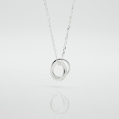 925 sterling silver double rings interlocking necklace with adjustable extension chain. anniversary gift,meaningful gift,wear every day,romantic style,wedding Jewelry,anniversary surprise.925 純銀環環相扣項鍊，優雅質感，百搭首飾，紀念禮物，周年紀念，完美禮物，適合約會穿搭，紀念日禮物，母親節禮物